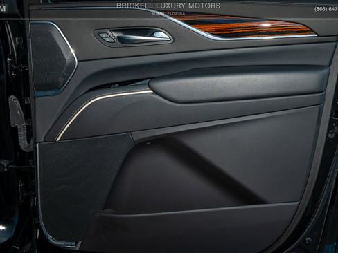 Used 2023 Cadillac Escalade ESV Luxury image 18