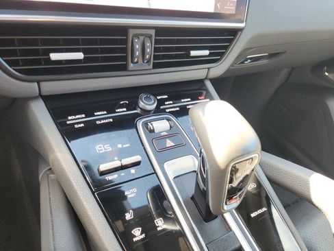 Used 2021 Porsche Cayenne w/ Premium Package image 30