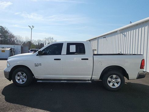 Used 2022 RAM 1500 Classic SLT image 2