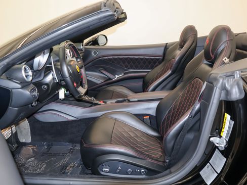 Used 2017 Ferrari California T RWD image 13