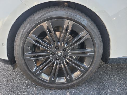 Used 2024 Land Rover Range Rover Long Wheelbase SE AWD/4WD image 9