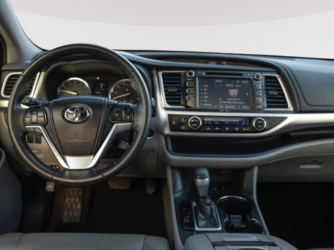 Used 2015 Toyota Highlander XLE image 3
