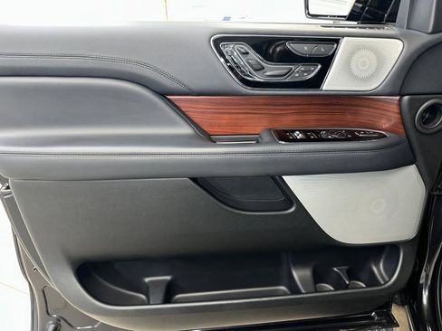 Used 2023 Lincoln Navigator Reserve image 4