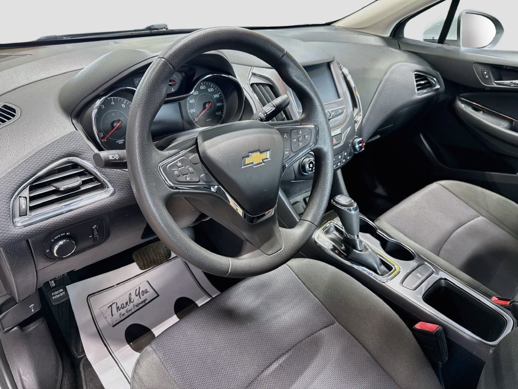 Used 2018 Chevrolet Cruze LT w/ Convenience Package FWD image 9