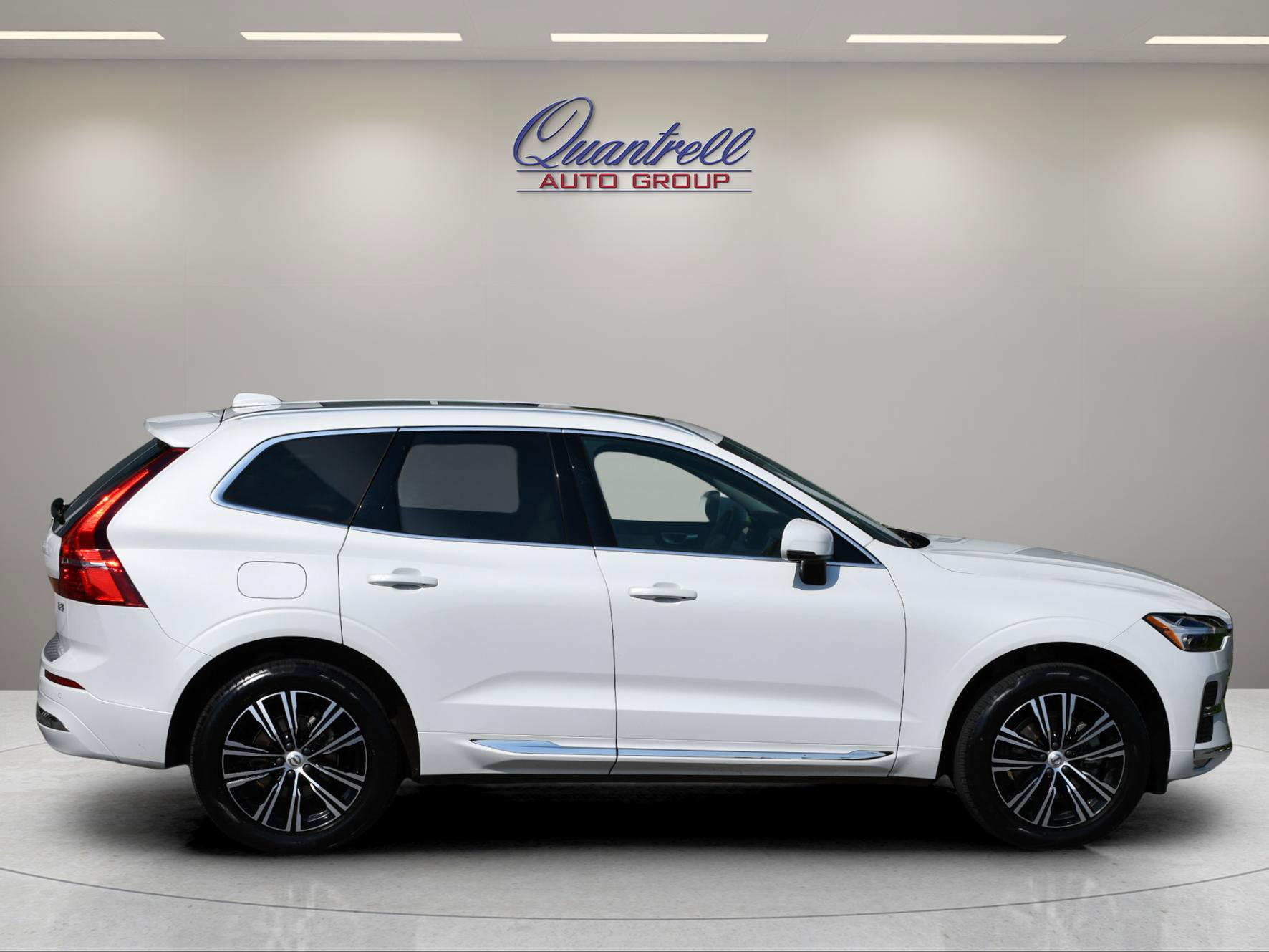 Used 2022 Volvo XC60 B5 Inscription w/ Protection Package FWD image 3