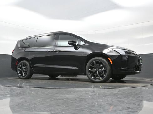 New 2027 Chrysler Pacifica Limited AWD/4WD image 20