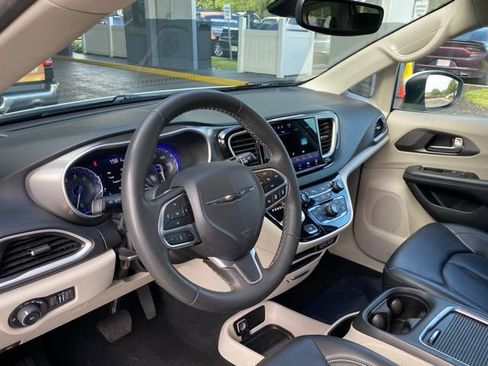 Used 2023 Chrysler Pacifica Touring-L image 13