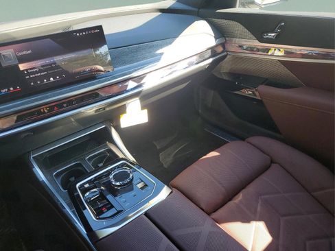 Used 2025 BMW 750e xDrive image 15