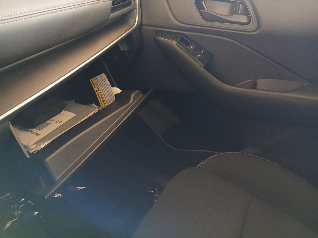 Used 2025 Nissan Rogue S AWD/4WD image 26
