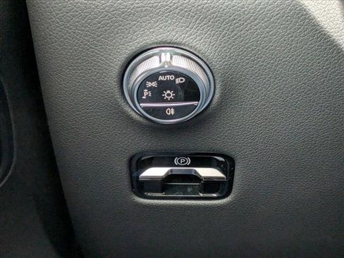 Used 2025 Mercedes-Benz GLC 300 4MATIC w/ AMG Line image 10