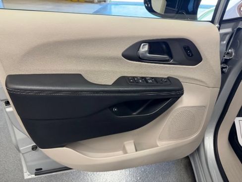 Used 2024 Chrysler Pacifica Limited FWD image 10