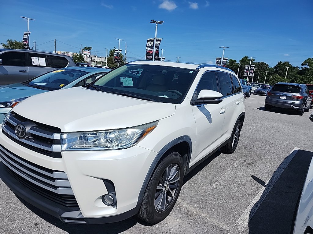 Used 2019 Toyota Highlander XLE FWD image 12