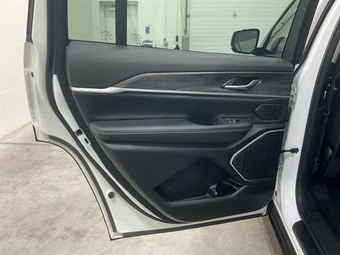 Used 2023 Jeep Grand Cherokee L Limited w/ Black Appearance Package image 19