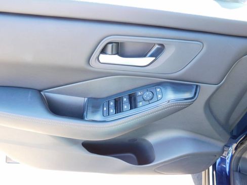 Used 2025 Nissan Rogue SV FWD image 19