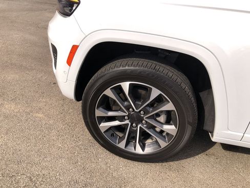 Used 2023 Jeep Grand Cherokee L Overland w/ Advanced Protech Group III image 10