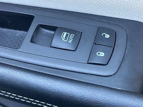 Used 2022 Chrysler Pacifica Touring-L FWD image 23