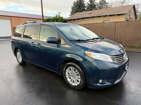 Used 2012 Toyota Sienna XLE image 3