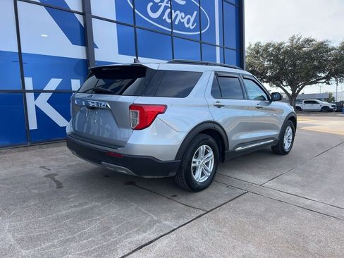 Used 2022 Ford Explorer XLT w/ Equipment Group 202A image 9