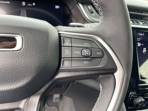 Used 2025 Jeep Grand Cherokee Laredo X w/ Luxury Tech Group I image 18