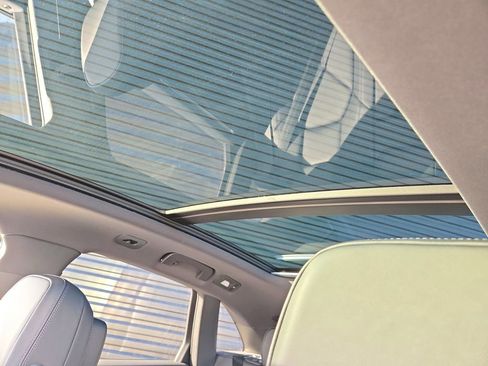 Certified 2025 Porsche Macan image 15