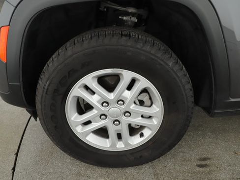 Used 2025 Jeep Grand Cherokee Laredo image 7