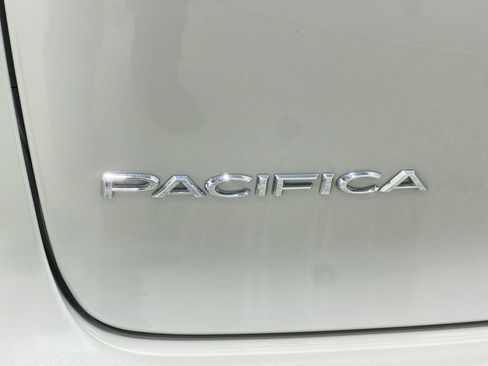 Used 2019 Chrysler Pacifica Limited w/ Tire & Wheel Group FWD image 40
