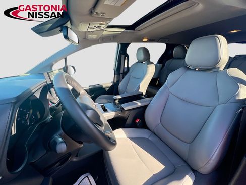 Used 2025 Toyota Sienna XLE image 29