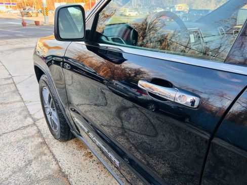 Used 2017 Jeep Grand Cherokee Limited image 14