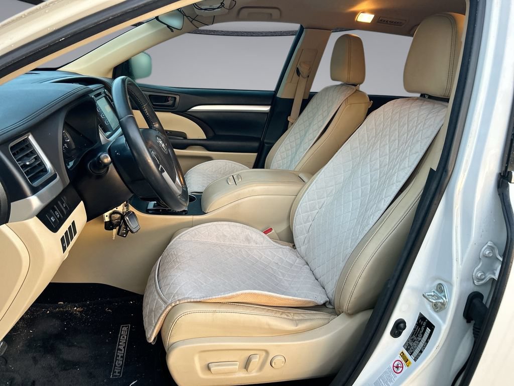 Used 2017 Toyota Highlander Plus FWD image 11