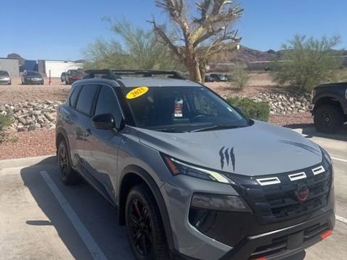 Used 2025 Nissan Rogue SV image 2
