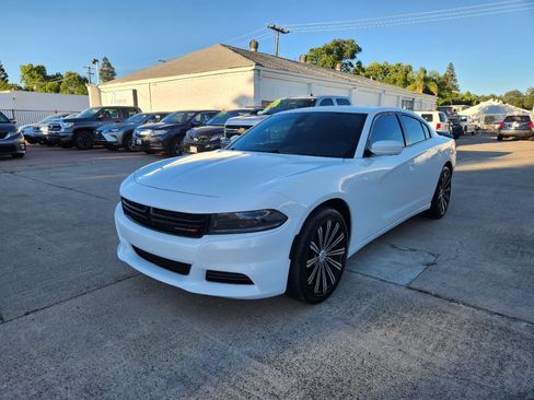 Used 2022 Dodge Charger SXT RWD image 2