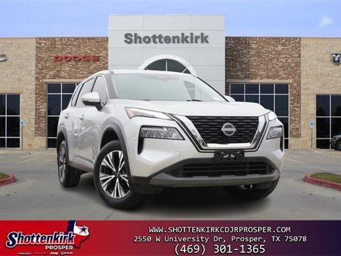 Used 2022 Nissan Rogue SV image 1