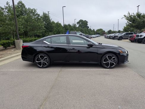 Used 2024 Nissan Altima 2.5 SR w/ SR Premium Package FWD image 3