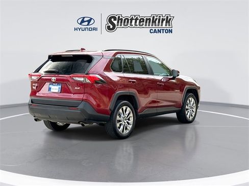 Used 2020 Toyota RAV4 XLE Premium image 8