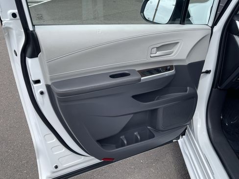 Used 2021 Toyota Sienna LE FWD image 16
