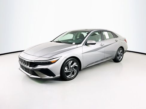 Used 2025 Hyundai Elantra SEL FWD image 3
