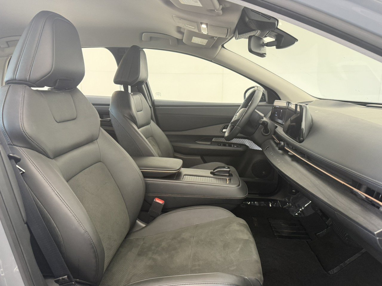 Used 2024 Nissan Ariya AWD image 10