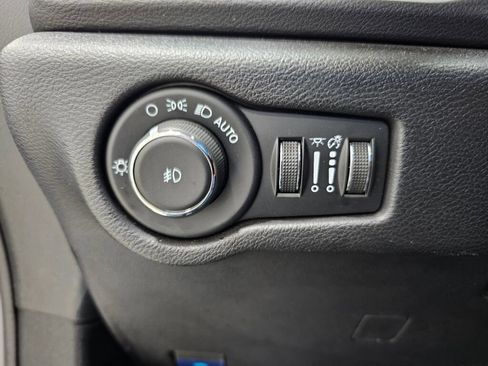 Used 2025 Chrysler Pacifica Select FWD image 26
