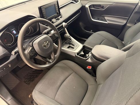 Used 2020 Toyota RAV4 LE FWD image 4