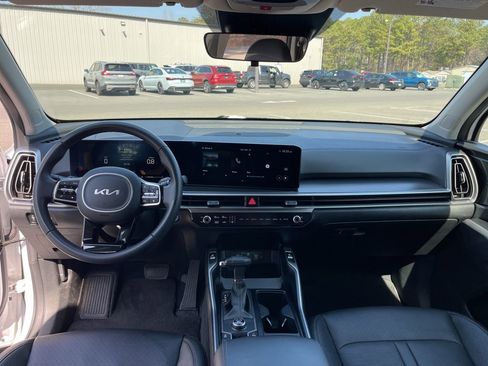 Used 2024 Kia Sorento S image 8