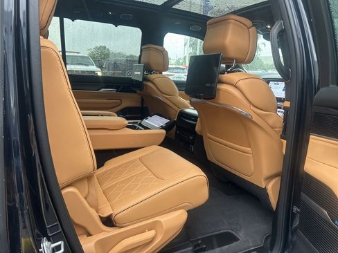 Used 2025 Jeep Grand Wagoneer Series III w/ Rear Seat Video Group 1 AWD/4WD image 14