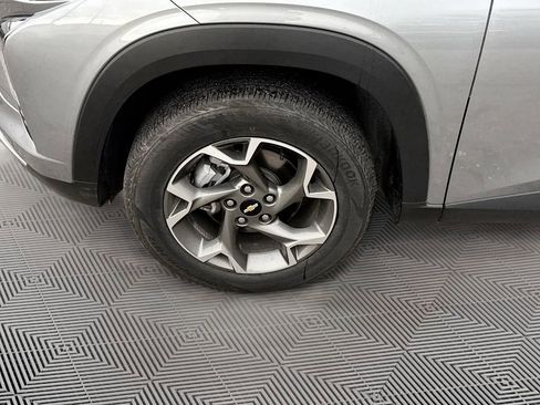 Used 2025 Chevrolet Trax LT w/ LT Convenience Package image 29