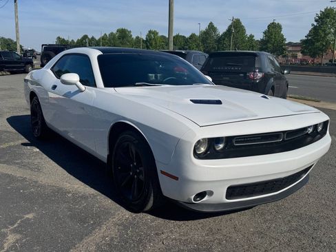 Used 2015 Dodge Challenger SXT RWD image 4