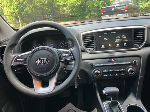 Used 2022 Kia Sportage LX AWD/4WD image 9