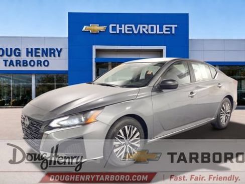 Used 2025 Nissan Altima 2.5 SV FWD image 1