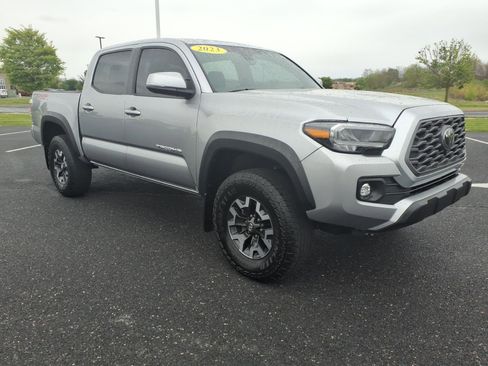 Used 2023 Toyota Tacoma TRD Off-Road w/ TRD Premium Off Road Package AWD/4WD image 3