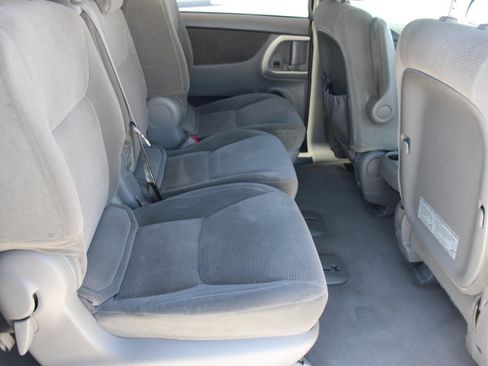 Used 2004 Toyota Sienna LE FWD image 16