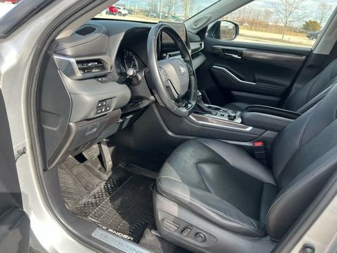 Used 2020 Toyota Highlander Limited image 12