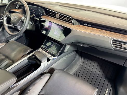 Used 2019 Audi e-tron Prestige w/ Prestige Package image 28