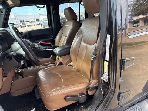 Used 2015 Jeep Wrangler Unlimited Sahara w/ Connectivity Group image 12